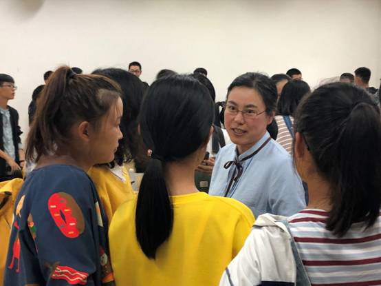 学业导师分组进行指导2.JPG