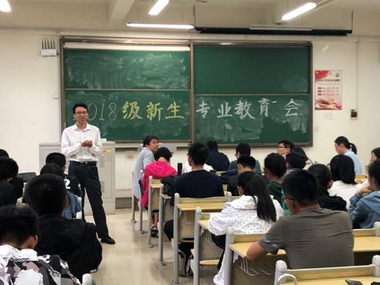 陈立波老师做专题发言.JPG