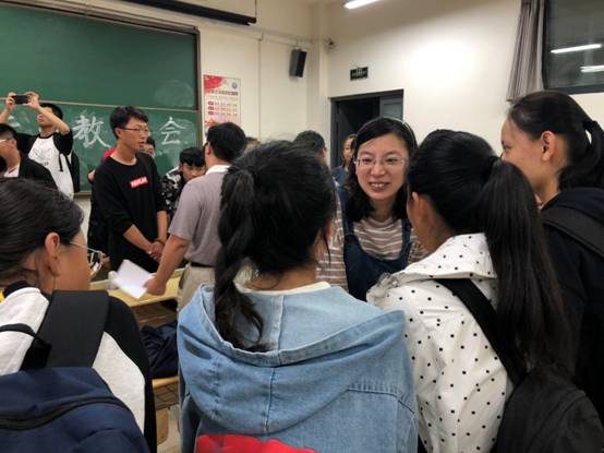 张晓敏老师给自己的学生讲解专业重要性.JPG
